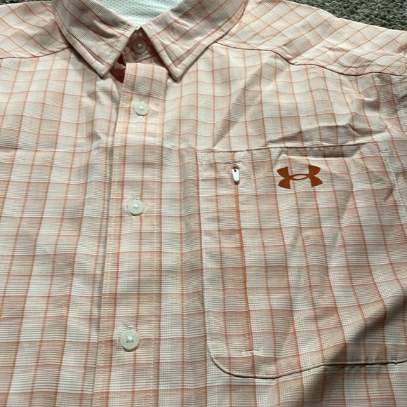 NWT Men’s button up short sleeve Under Armour - Picture 2 of 8